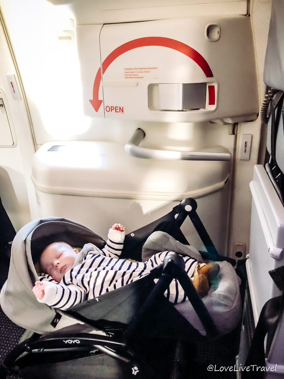 Trucs et Astuces : Voyager en avion avec un bébé - Milesopedia